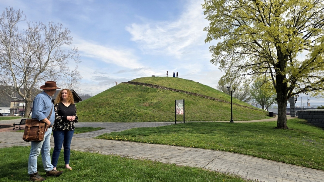 Criel Mound in South Charleston David Sibray and Amanda Hinchman visit the Criel Mound in South Charleston, West Virginia.